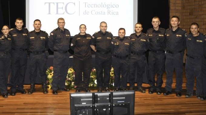 policias_durante_charla_en_el_tec_