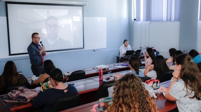 Imagen de varios estudiantes observando el experto internacional, por videoconferencia. 