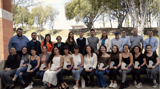 En la fotografía posan las 12 integrantes de la Comisión Feminista y los miembros del Consejo Institucional. 