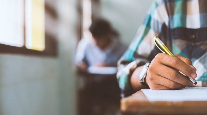 estudiante con lápiz en mano