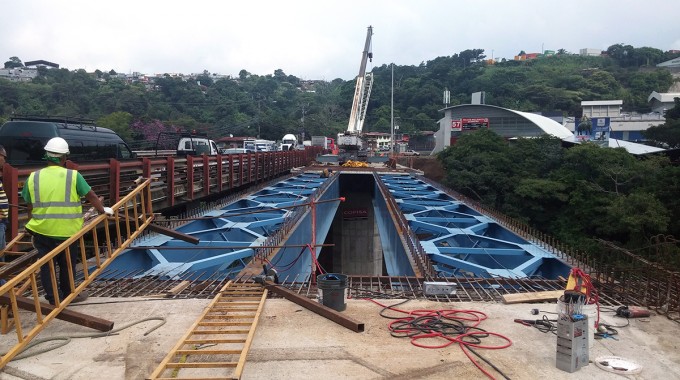 Estructura de metal del puente Yolanda Oreamuno.