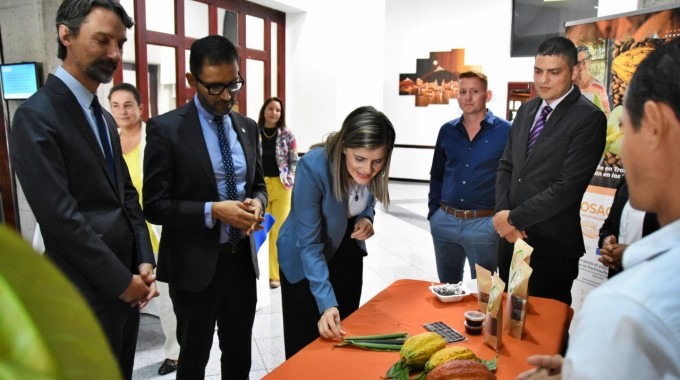 La ministra observa con atención una vainilla.