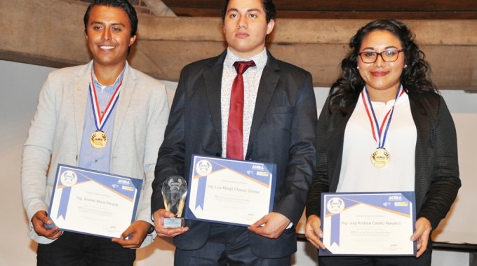 tres jóvenes con medalla