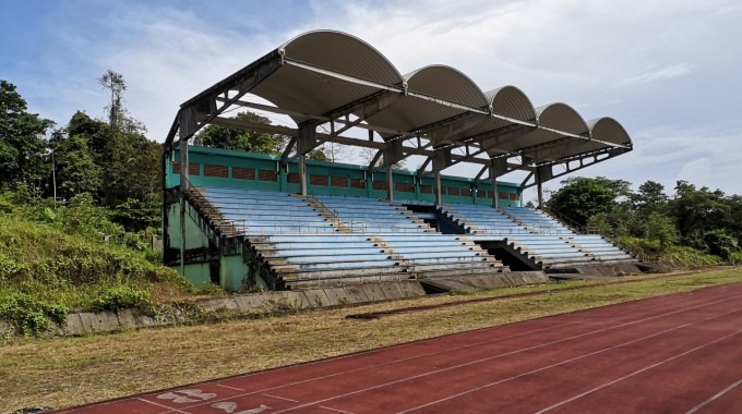 pista y graderia del estadio de Limón