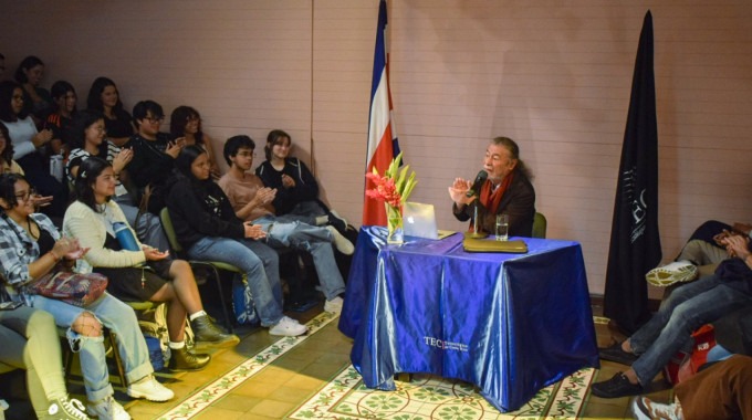 Imagen de Manuel Monestel impartiendo una charla en Casa Cultural Amón.