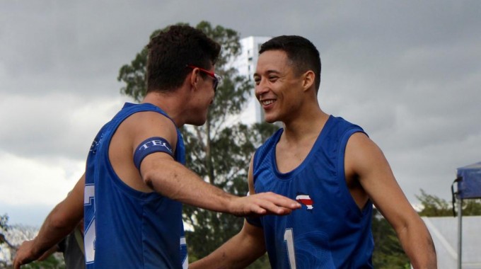 Estudiantes deportistas del TEC celebran.