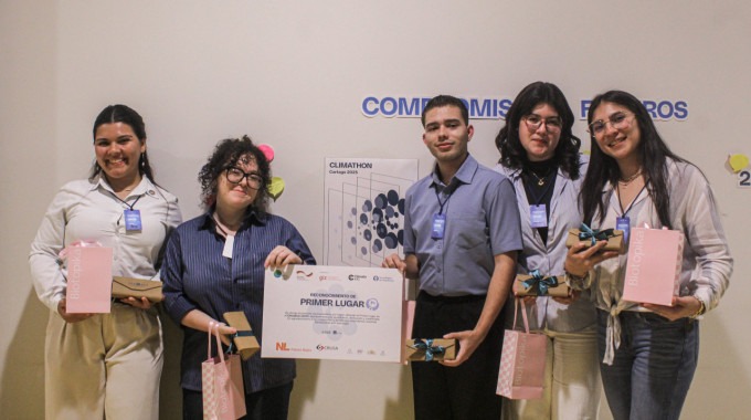 los jóvenes posan con el certificado de ganadores