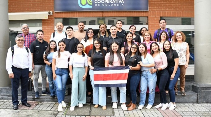 Imagen de varios estudiantes del TEC de Limón y Cartago en la Universidad de Colombia.