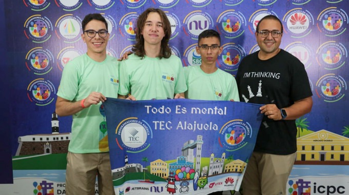 Imagen de los estudiantes  y el profesor en torneo internacional de programación universitaria.