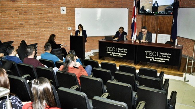 Personas prestando atención en un auditorio.