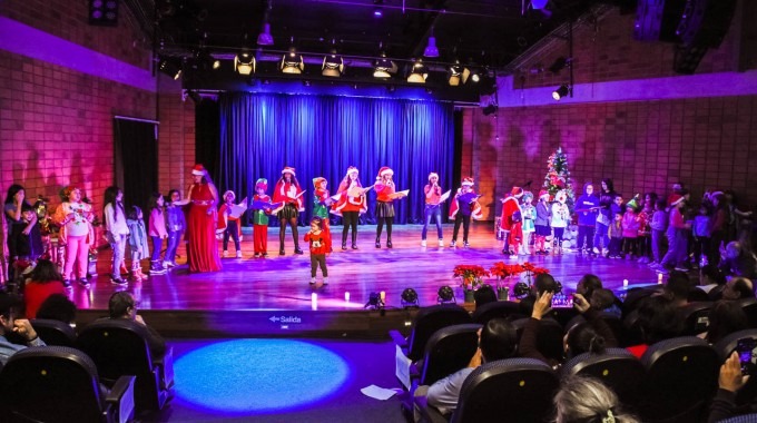 Imagen de varios niños disfrutando del concierto navideño.