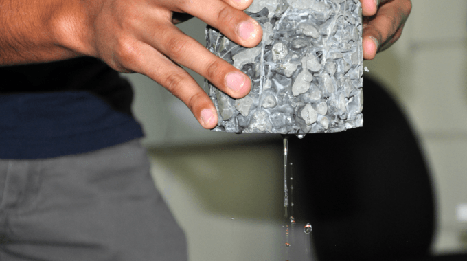 Demostración de agua siendo filtrada por concreto permeable.