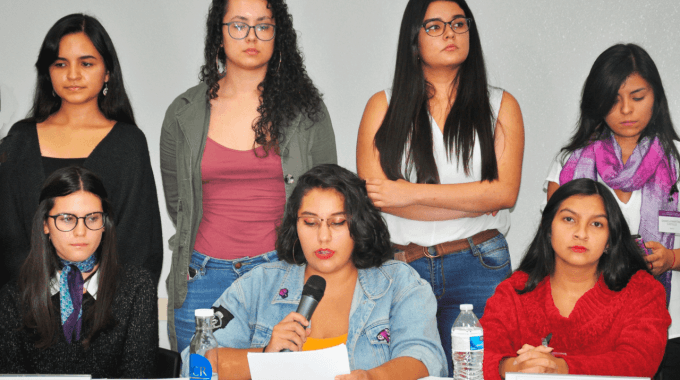 estudiantes en conferencia de prensa