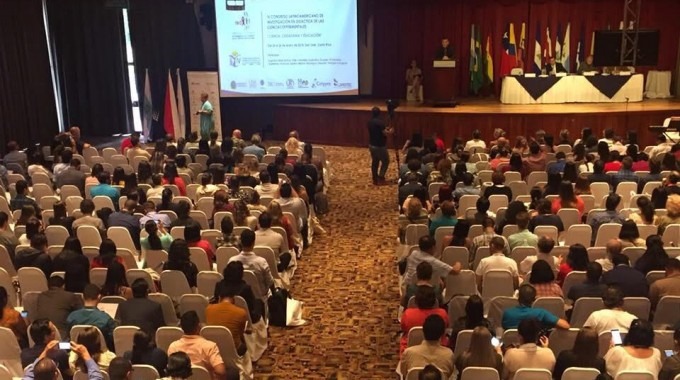 publico_asistiendo_a_una_charla_en_auditorio_