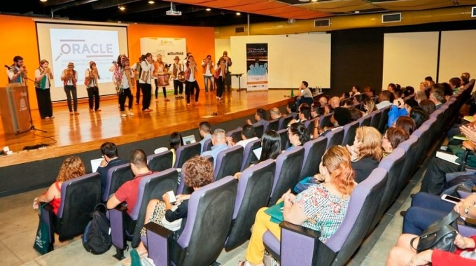 personas exponen en escenario 