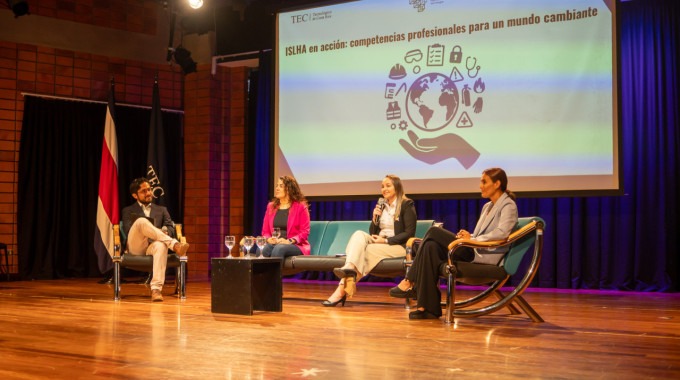 personas realizan una ponencia