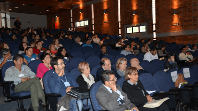 Personas ponen atención en medio del Congreso, en el auditorio del Centro de las Artes.