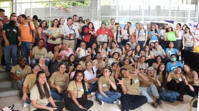 Los participantes del Congreso se reunieron en la entrada del auditorio.