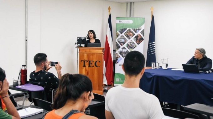 Imagen de una experta Argentina exponiendo a los estudiantes del TEC.