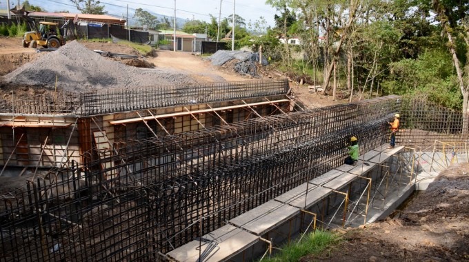 imagen de dos hombres trabajando en una construcción