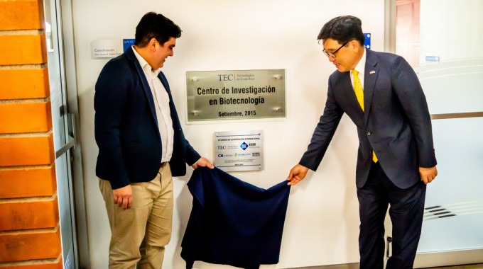La fotografìa muestra el momento de la develación de la placa. 
