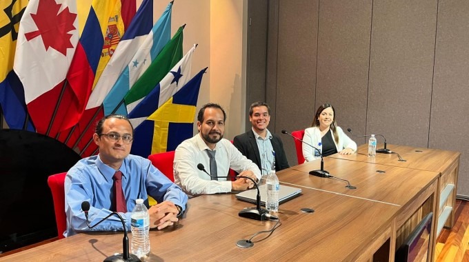 Investigadores posan para la fotografía durante la presentación de E-WAVE y Ecomar 