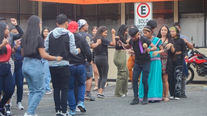 Jóvenes bailando