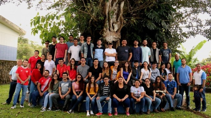 La fotografía muestra el grupo de estudiantes, posando, que participó del convivio. 