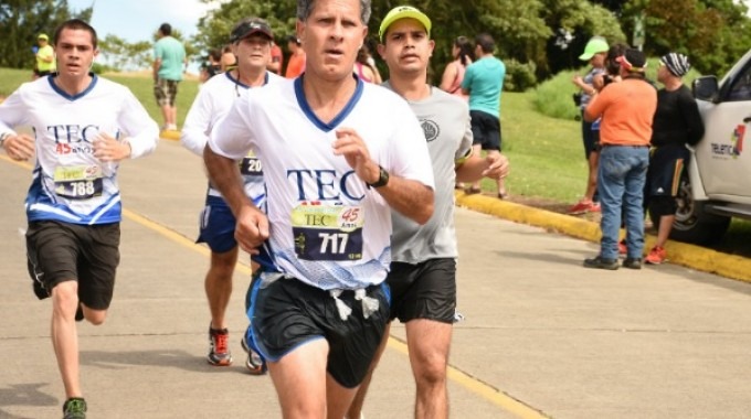 persona_corriendo_usando_camiseta_del_tec_