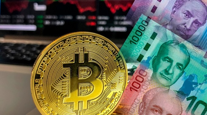 moneda de bitcoin con billetes de costa rica