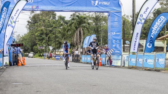 Ciclistas en la meta.