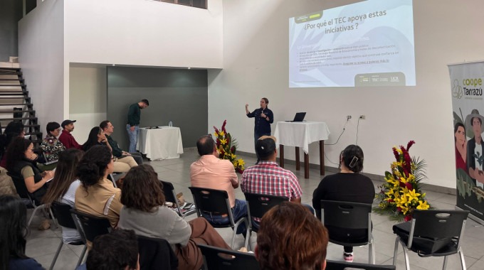 Imagen de una investigadora dando una charla