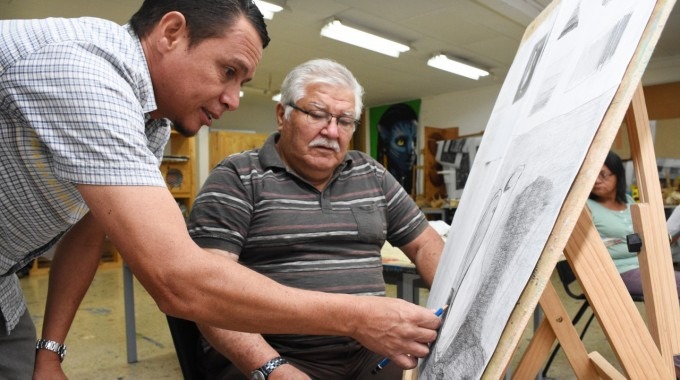 profesor_de_dibujo_artistico_dando_lecciones_a_alumno_
