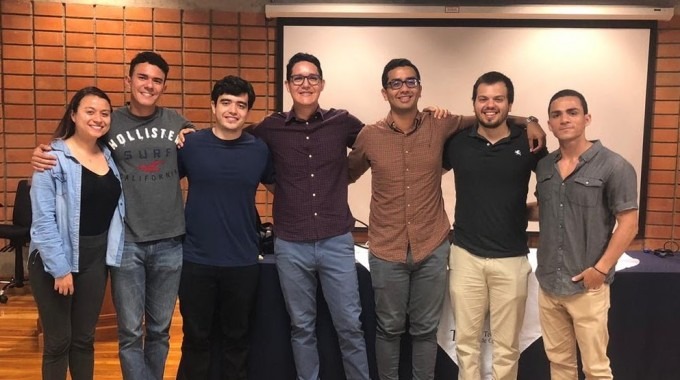 Los jóvenes posan para la fotografía durante la Charla: Ingeniería industrial en el mundo de la ciencia de datos. 