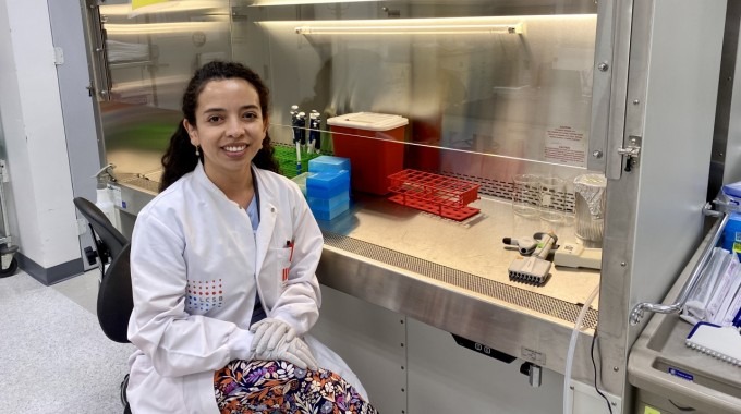 Mujer en el Centro de Investigación en Biotecnología.