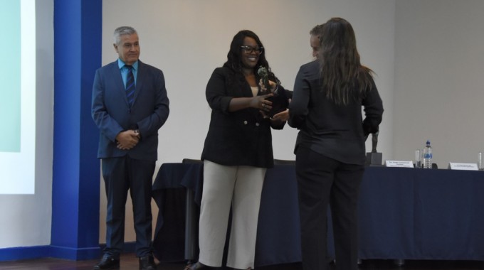 Defensora de los habitantes entregando premio.