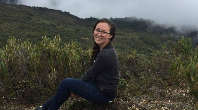 Imagen de una estudiante en la montaña