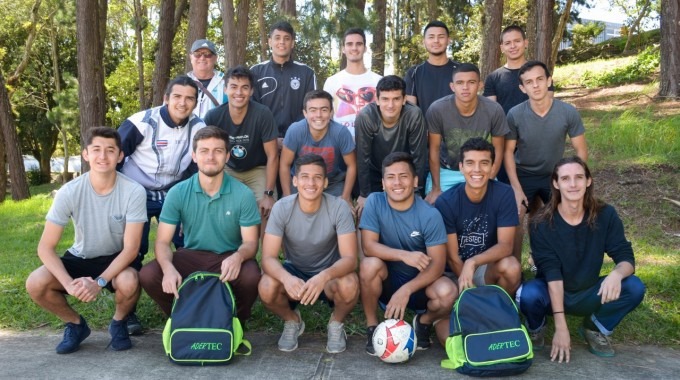 Imagen del equipo masculino del TEC  junto a su entrenador