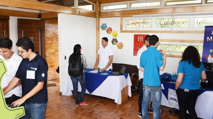 estudiantes_presentando_proyectos_