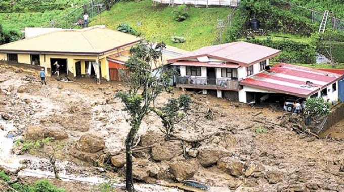 casas afectadas por lodo en deslizamiento 