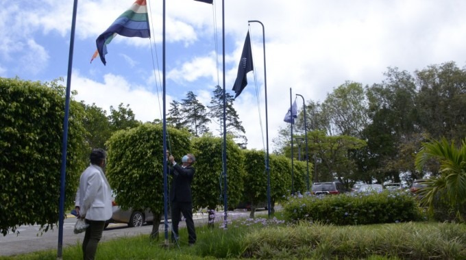 Imagen de las banderas del TEC y de Costa Rica, junto a la de la diversidad.