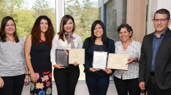 Laura Queralt, Paola Durán, Crisly González (homenajeada), María Estrada (homenajeada), Ana Rosa Ruíz y Julio César Calvo; en la entrega del reconocimiento.