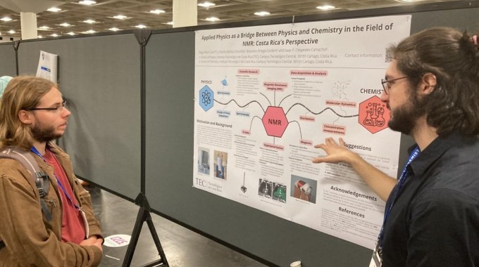 Imagen de un estudiando exponiendo su proyecto de investigación