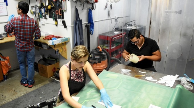 Jóvenes en un taller de reparación de bicicletas.