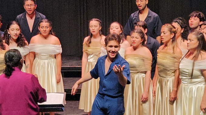 joven en su presentación artística