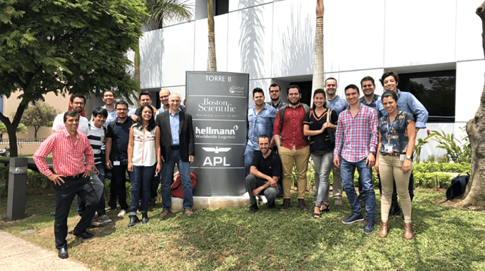 grupo de personas posan delante de un edificio