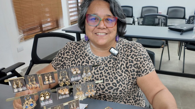 mujer posa con artesanías