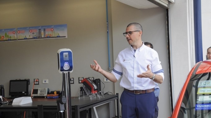 Imagen de un hombre con un cargador eléctrico.