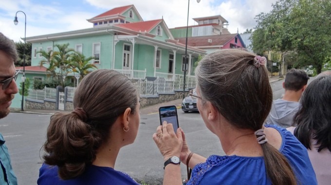 imagen de dos personas observando Casa Verde.