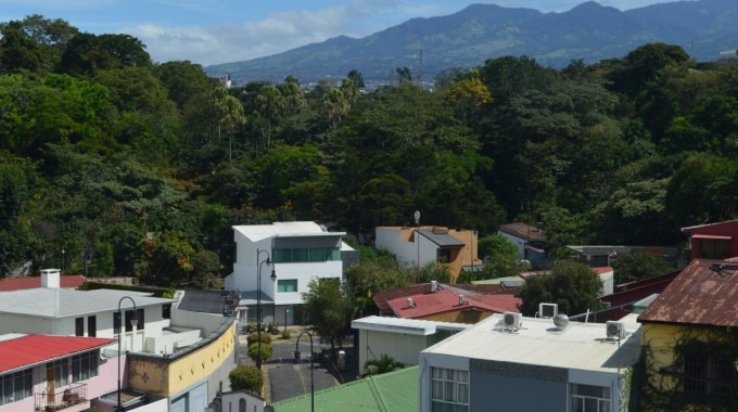 Vista de la pared boscosa que bordea el río Torres a la altura de Barrio Amón en San José